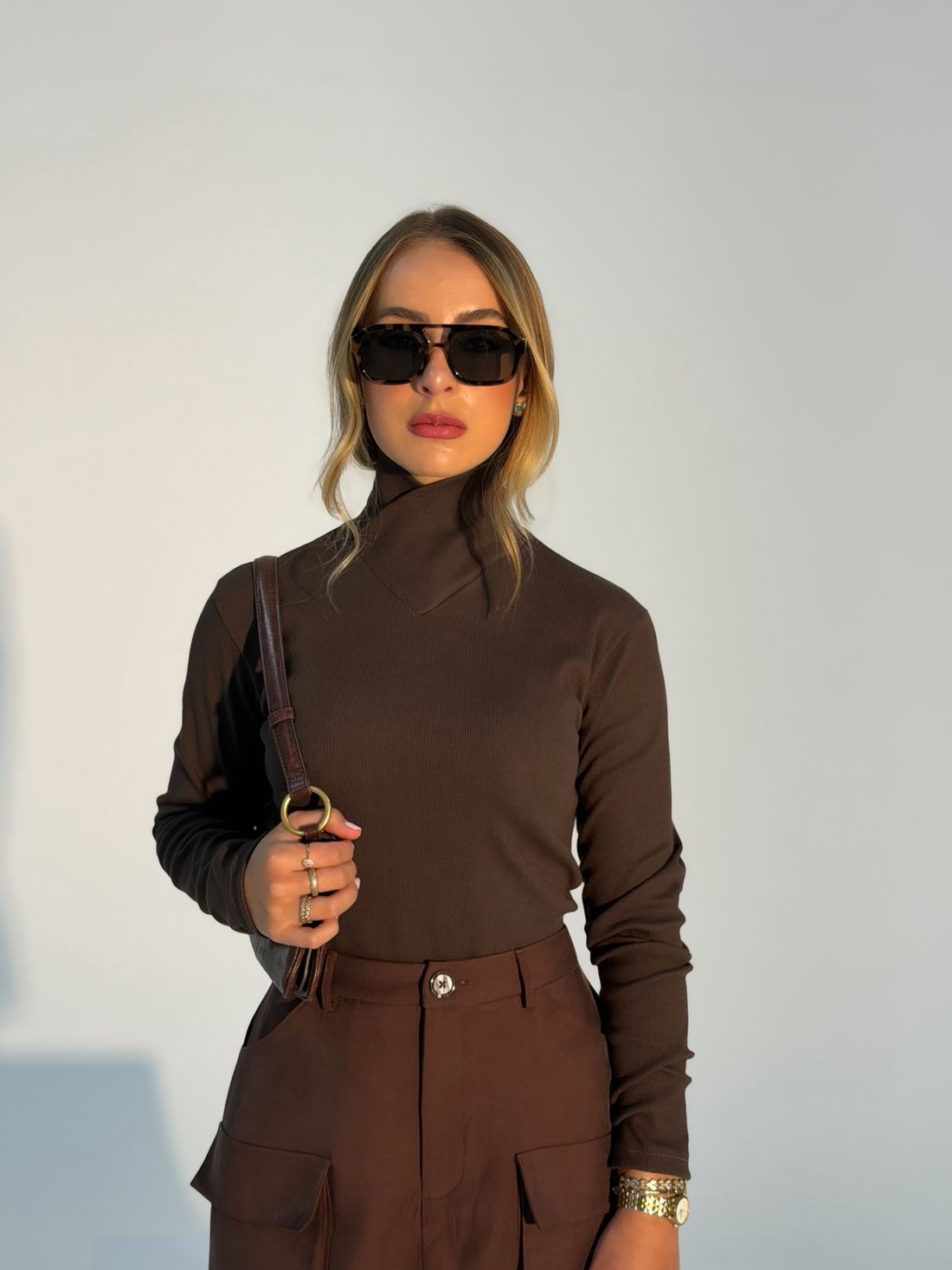 Blusa Lorena Gola Alta Marrom