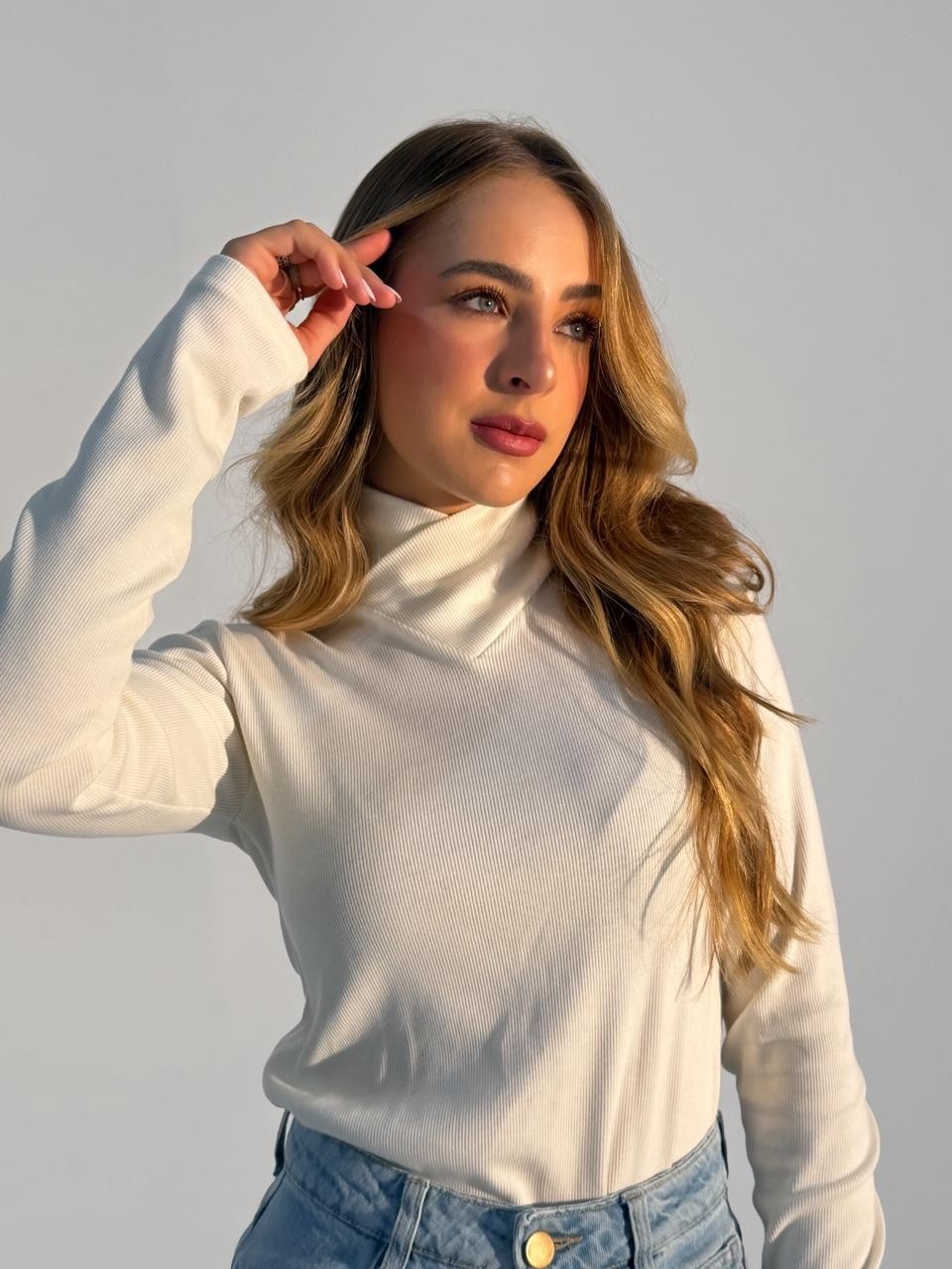 Blusa Lorena Gola Alta Off White