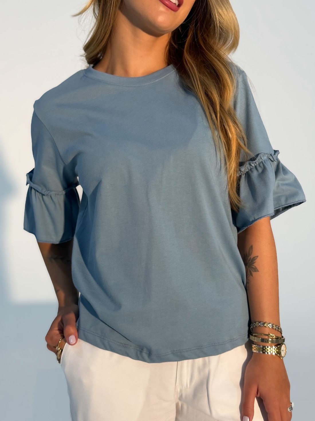 T-shirt Ana com manga 3/4 com babado cor azul claro e marrom claro T-shirt Ana com manga 3/4 com babado cor azul claro e marrom claro