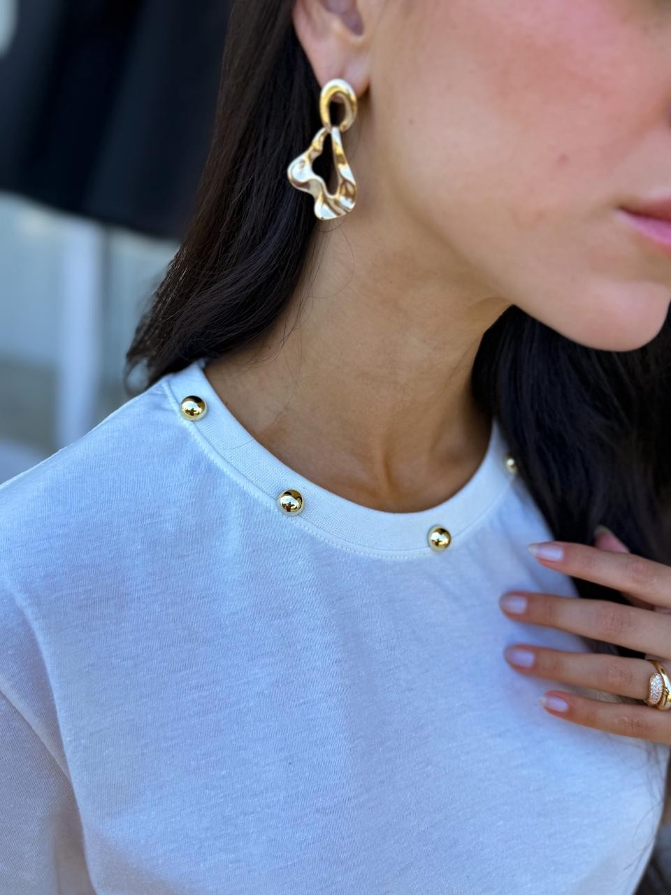 T-shirt Feminina Adri Bordada a Mão na Cor Off White