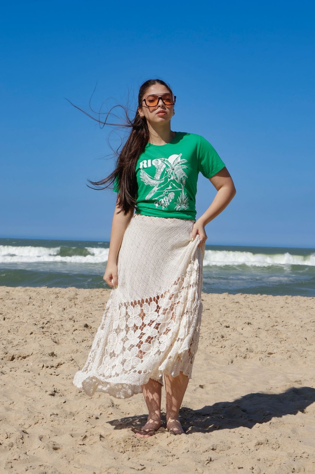 Camiseta T-shirt feminina RJ verde botega (peça bordada a mão com strass)