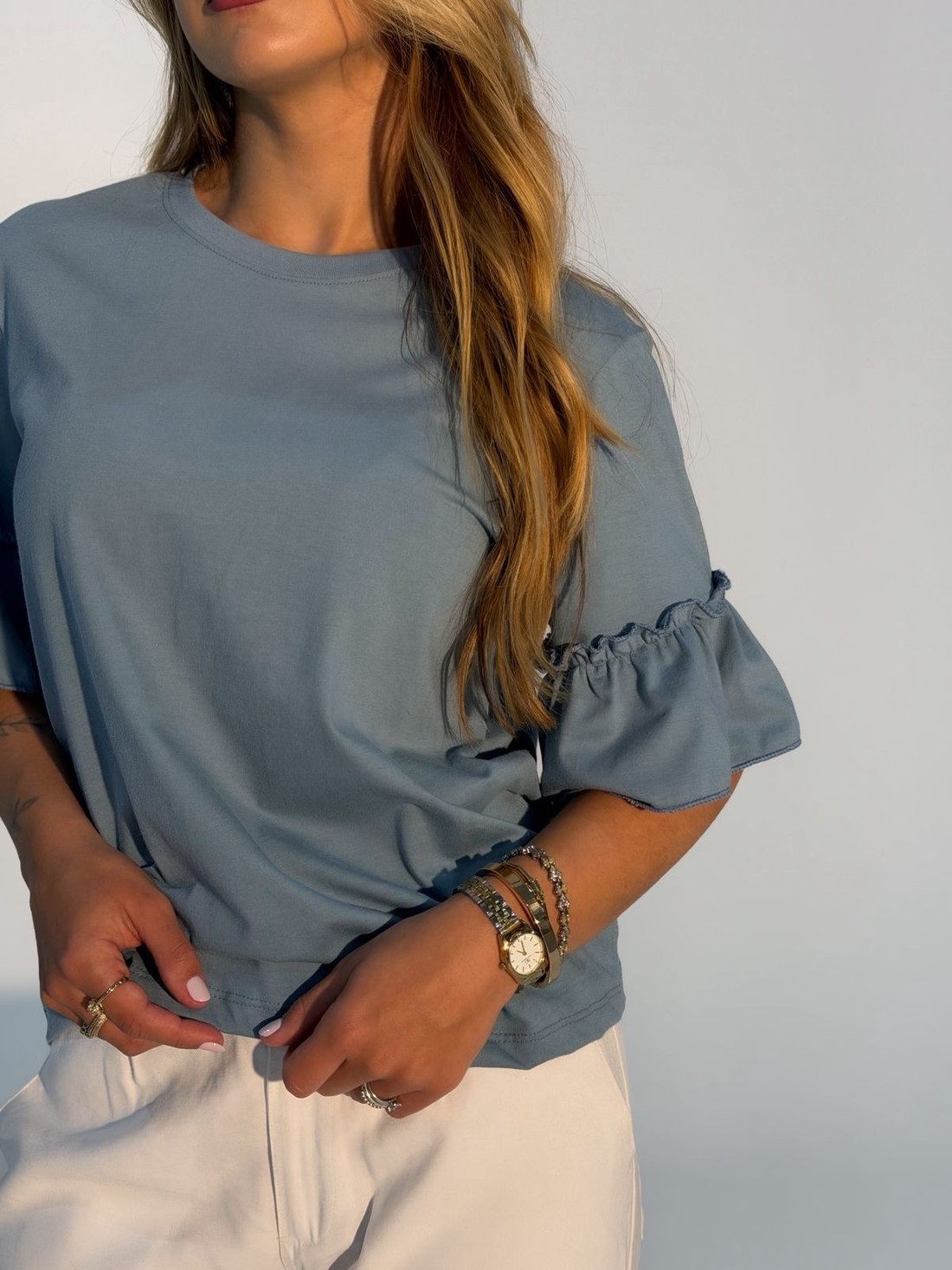 T-shirt Ana com manga 3/4 com babado cor azul claro e marrom claro T-shirt Ana com manga 3/4 com babado cor azul claro e marrom claro