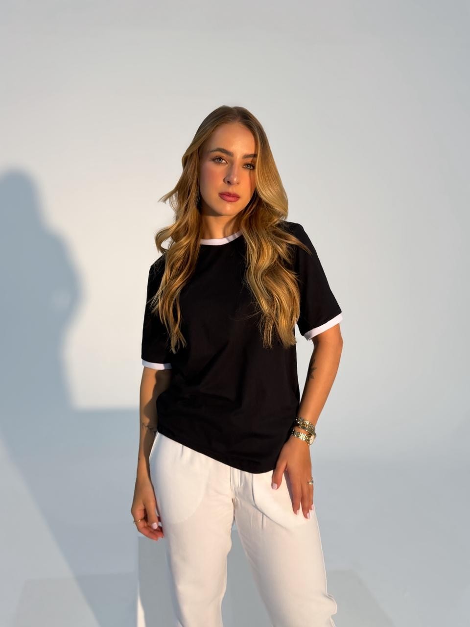 T-shirt Feminina Alice Cor Preta Com detalhe Bicolor