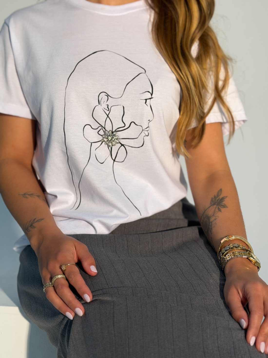 T-shirt Feminina Thamiriz Cor Branca Bordado de Strass T-shirt Feminina Thamiriz Cor Branca Bordado de Strass