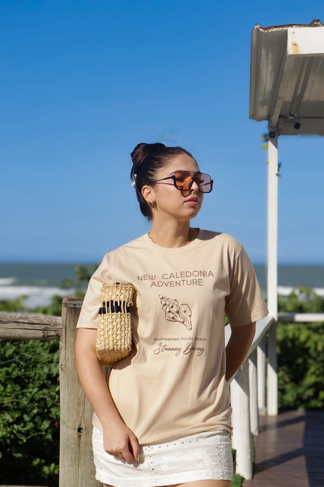 Camiseta T-shirt feminina Naiara cor cappuccino (modelagem over)