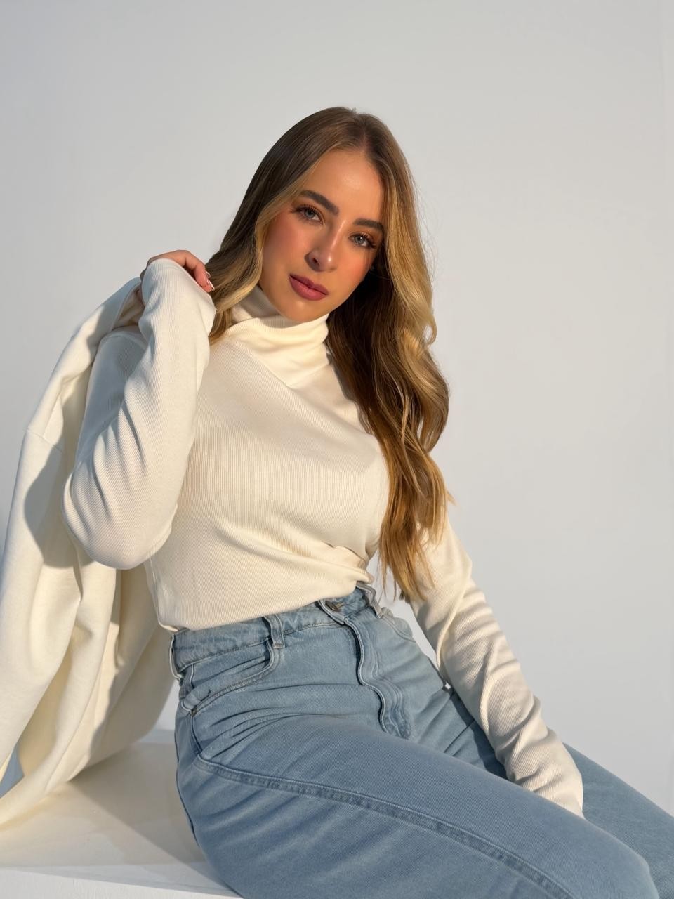 Blusa Lorena Gola Alta Off White