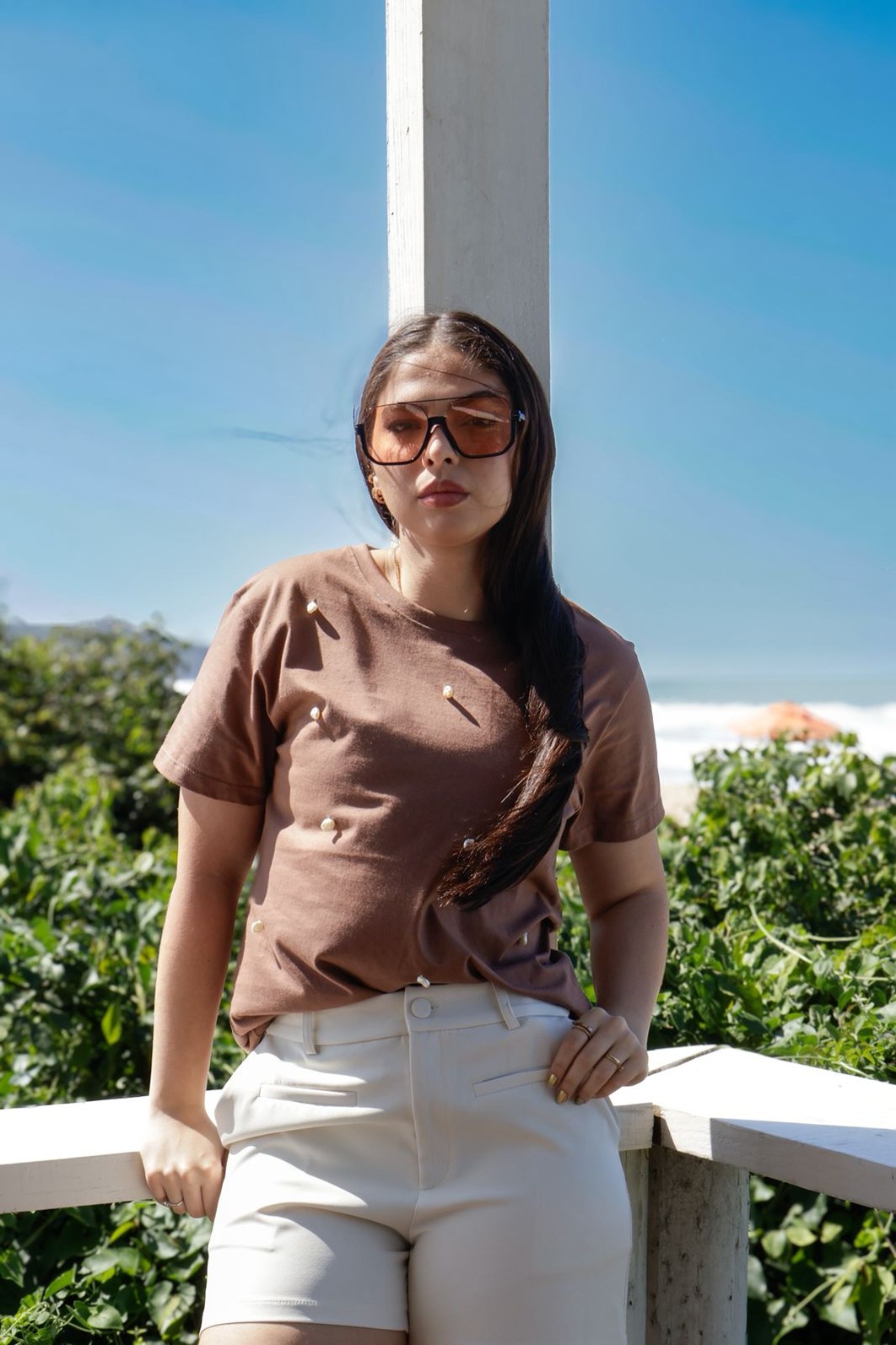 Camiseta T-shirt feminina Safira cor cacau (peça bordada com madreperola)