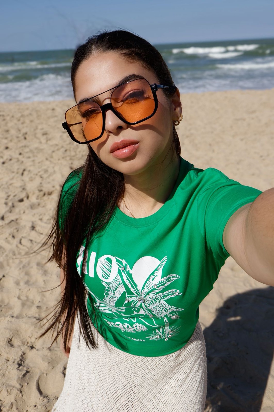 Camiseta T-shirt feminina RJ verde botega (peça bordada a mão com strass)