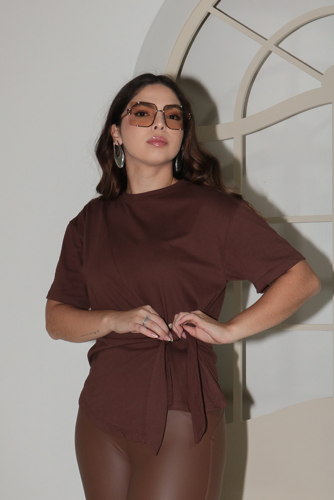 T-shirt Feminina Paloma Detalhe Frontal Transpassado Marrom T-shirt Feminina Paloma Detalhe Frontal Transpassado Marrom