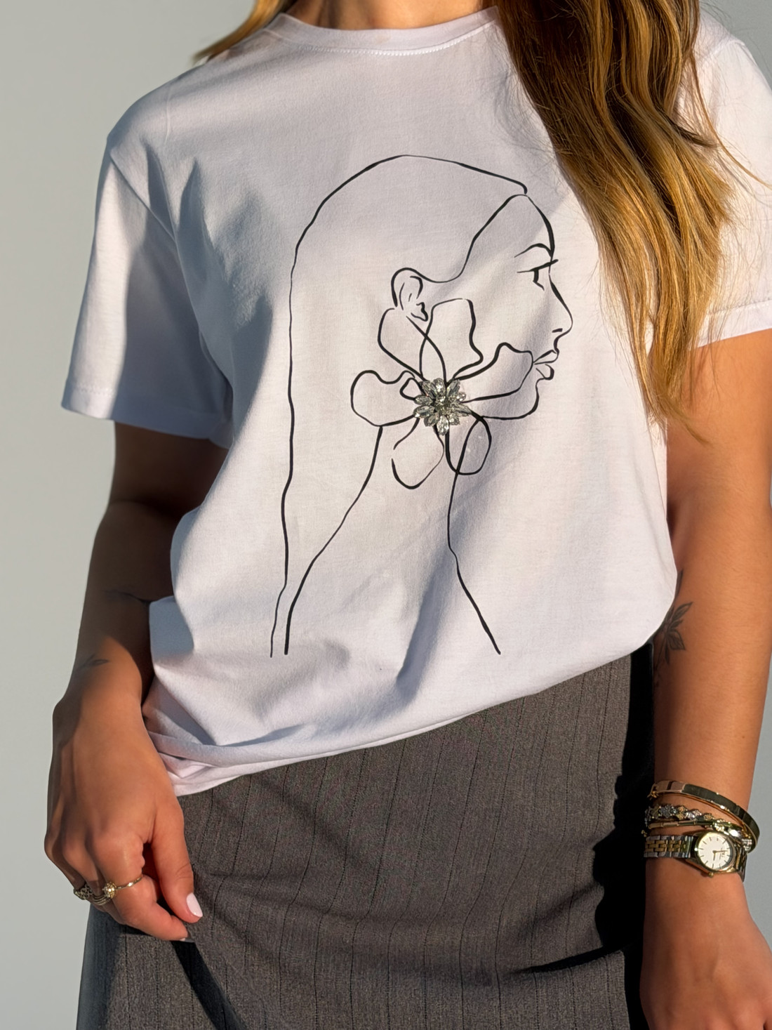 T-shirt Feminina Thamiriz Cor Branca Bordado de Strass T-shirt Feminina Thamiriz Cor Branca Bordado de Strass