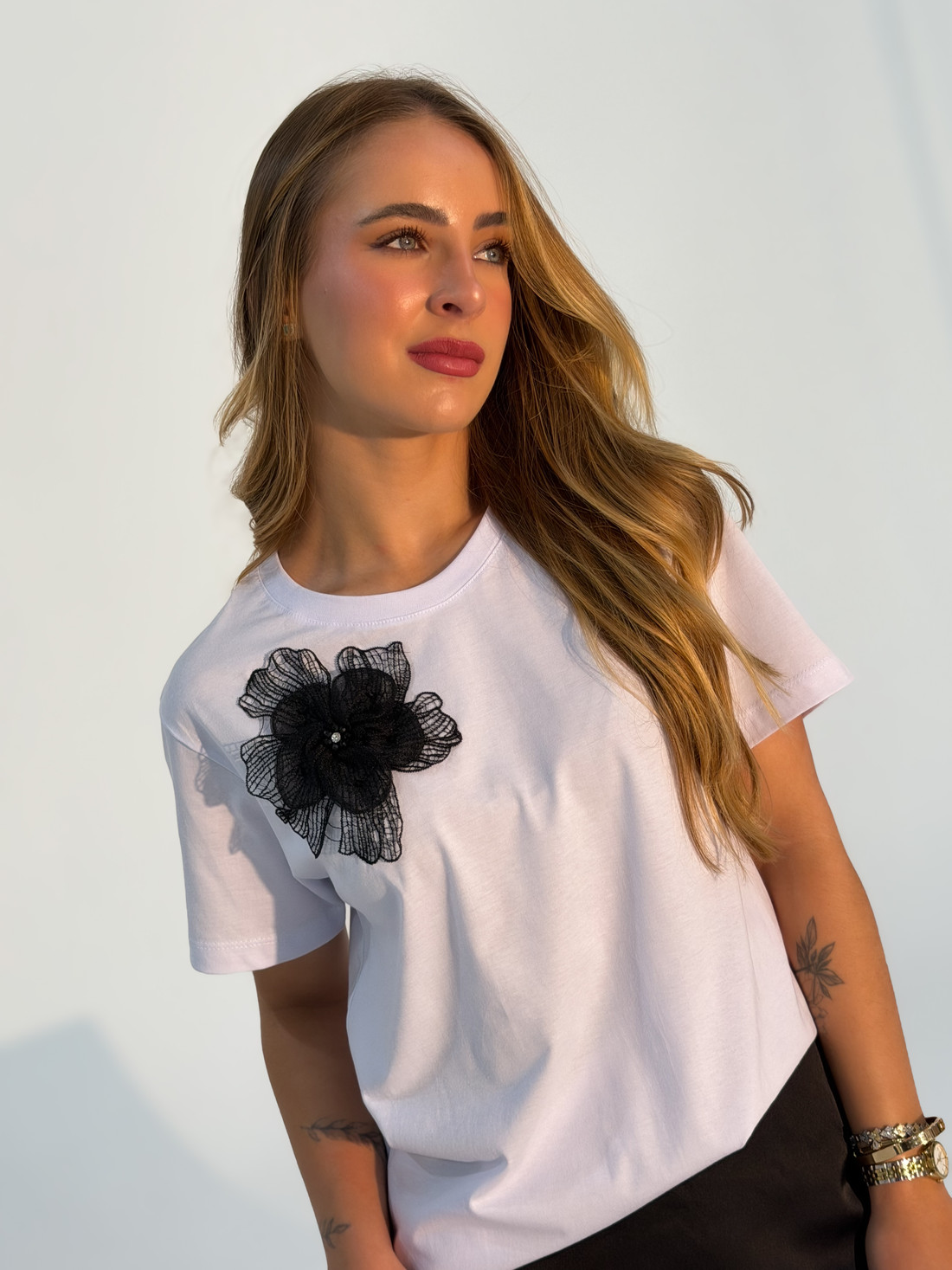 T-shirt Feminina Mayara Com Flor Cor Branca