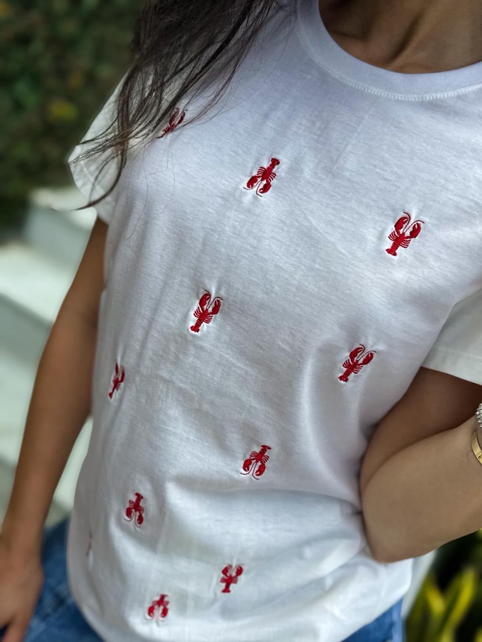 T-shirt Feminina Lagosta Cor Off White com Bordada com Linha T-shirt Feminina Lagosta Cor Off White com Bordada com Linha