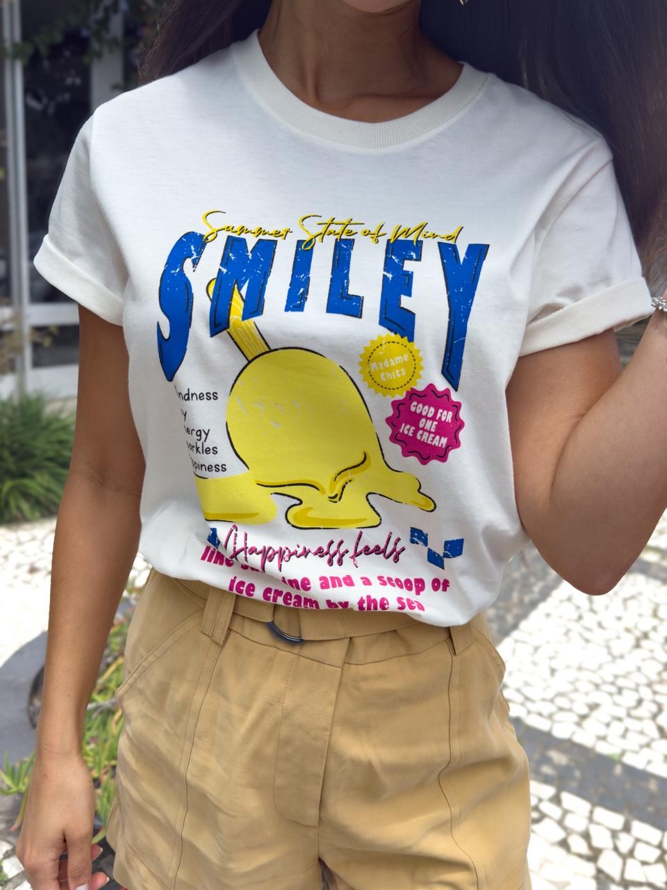 T-shirt Feminina Smiley Cor Off White T-shirt Feminina Smiley Cor Off White
