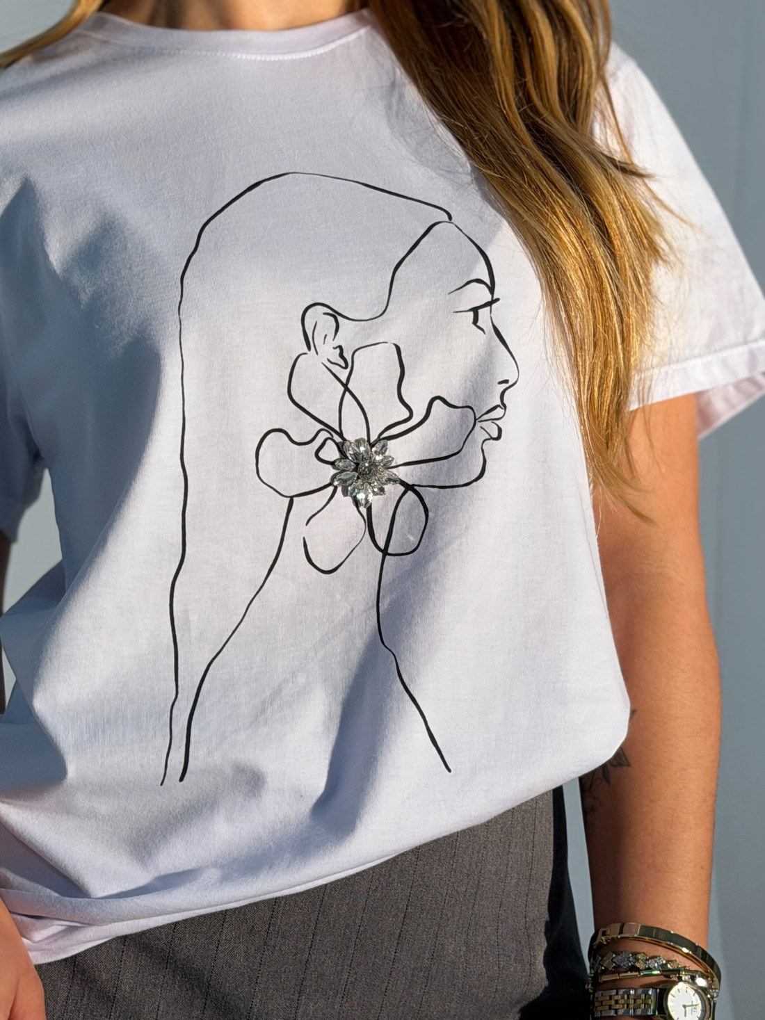 T-shirt Feminina Thamiriz Cor Branca Bordado de Strass T-shirt Feminina Thamiriz Cor Branca Bordado de Strass