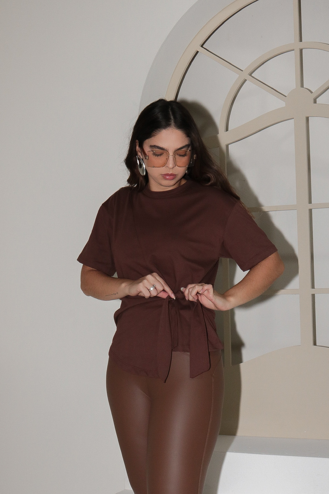 T-shirt Feminina Paloma Detalhe Frontal Transpassado Marrom T-shirt Feminina Paloma Detalhe Frontal Transpassado Marrom