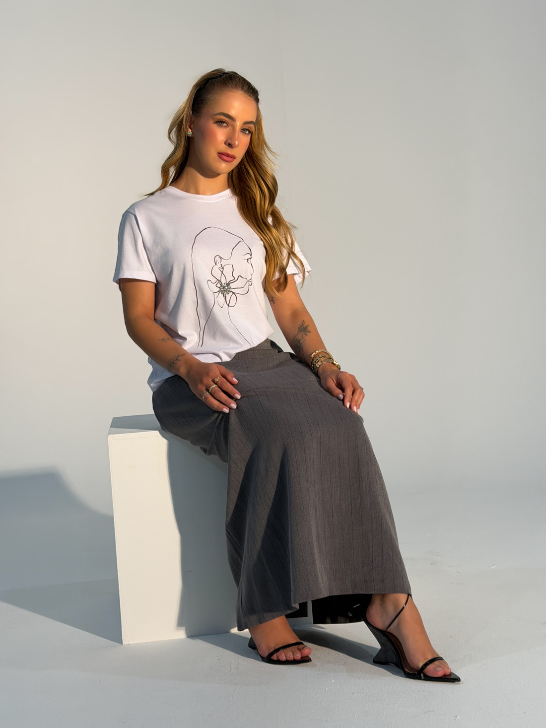 T-shirt Feminina Thamiriz Cor Branca Bordado de Strass T-shirt Feminina Thamiriz Cor Branca Bordado de Strass