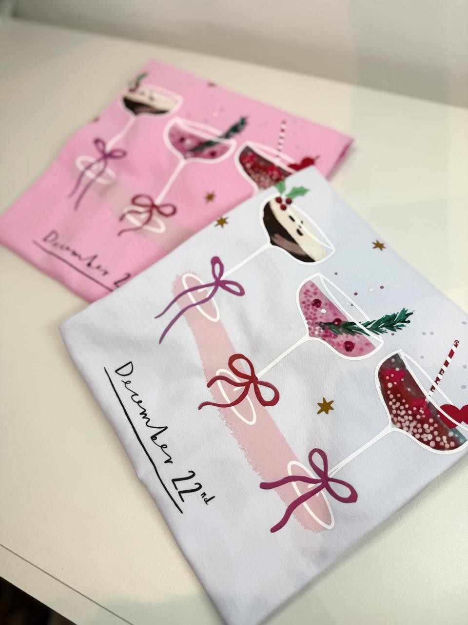 T-shirt Feminina Taças Natalinas Cor Branco e Rosa Claro T-shirt Feminina Taças Natalinas Cor Branco e Rosa Claro