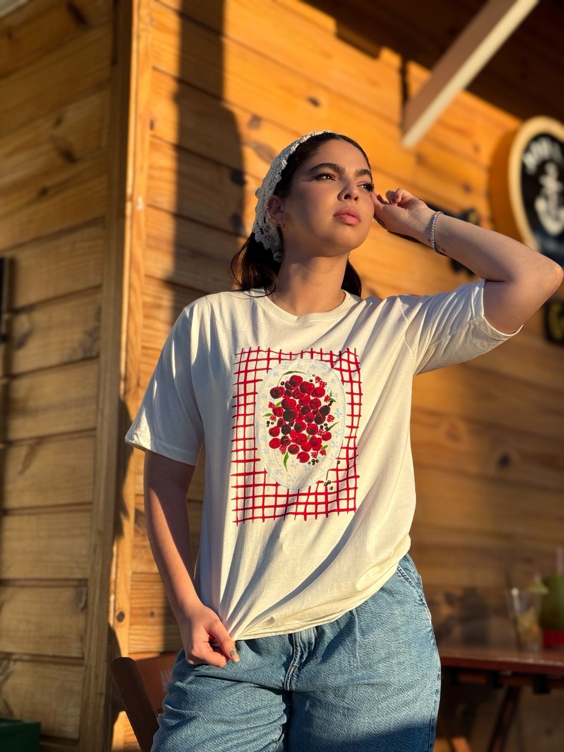 Camiseta T-shirt feminina Angelica cor off white (modelagem over off white)