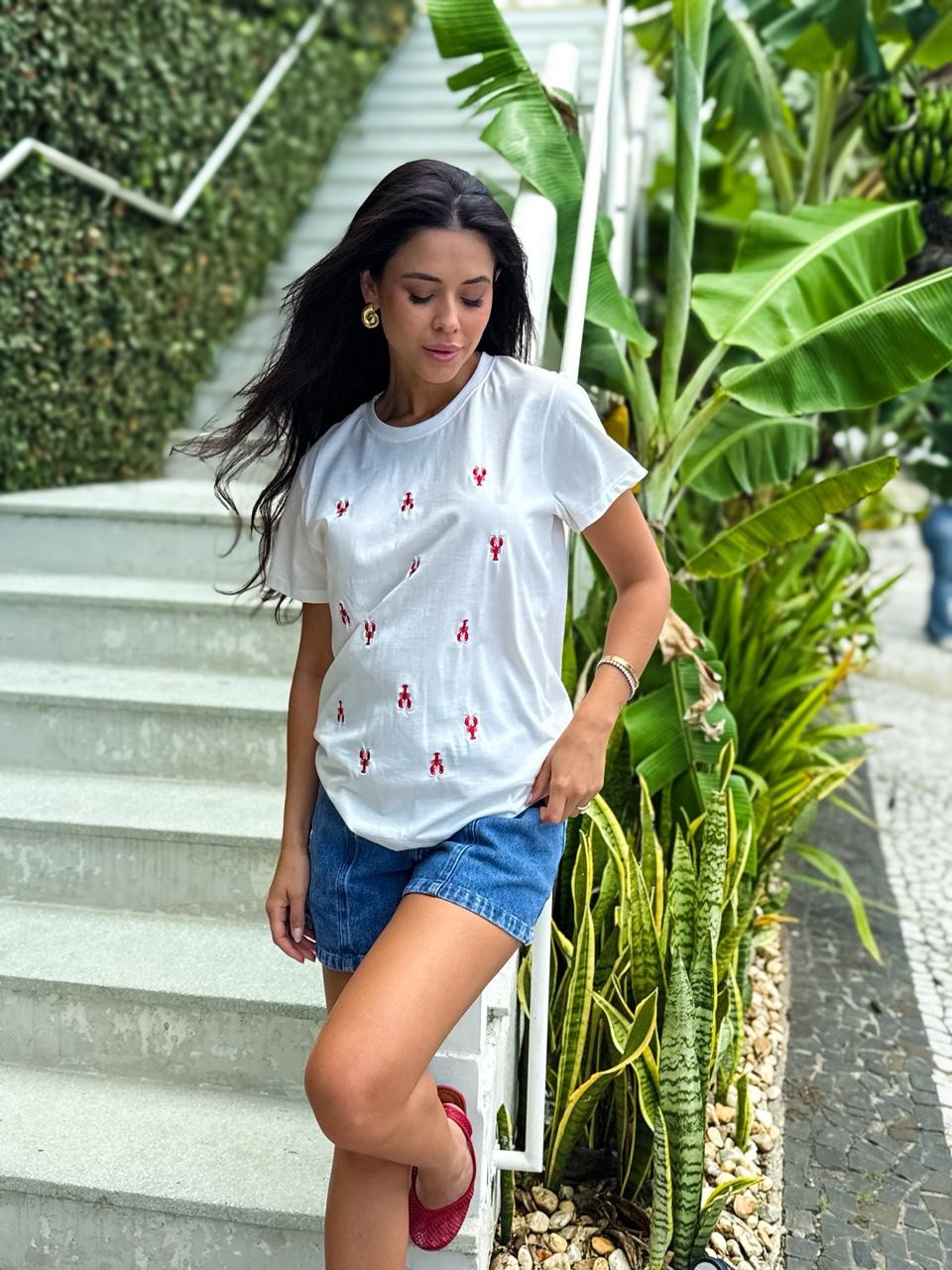 T-shirt Feminina Lagosta Cor Off White com Bordada com Linha T-shirt Feminina Lagosta Cor Off White com Bordada com Linha