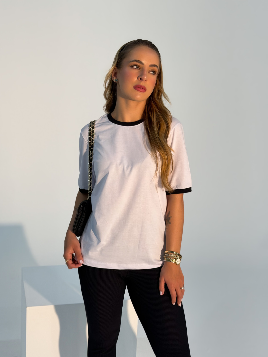 T-shirt Feminina Alice Cor Branca Com detalhe Bicolor