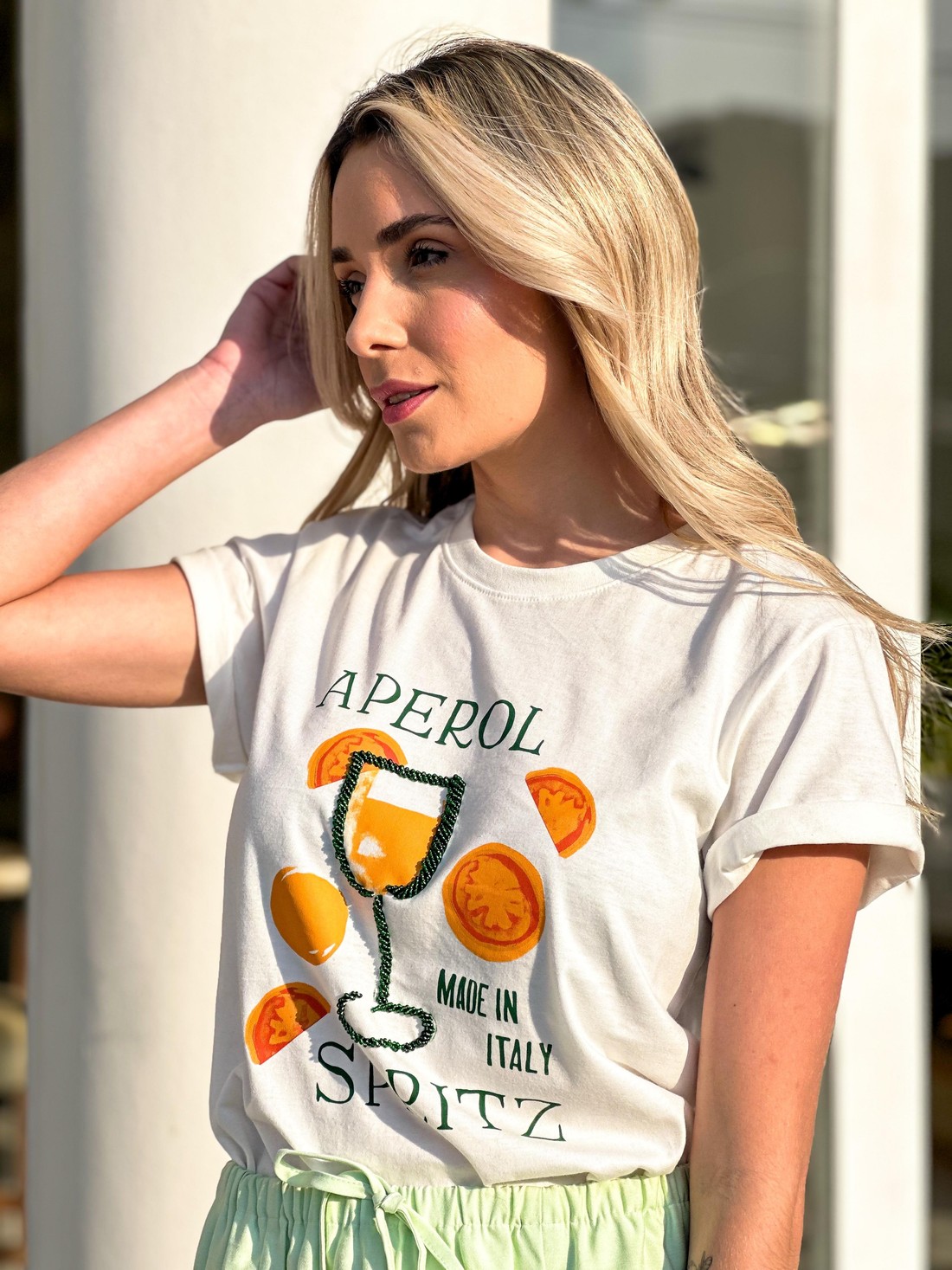 T-shirt Feminina Drink Aperol Cor Off White Bordada a Mão T-shirt Feminina Drink Aperol Cor Off White Bordada a Mão