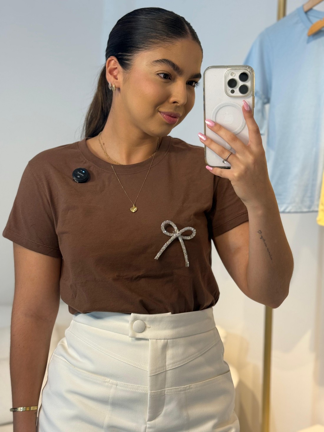 T-shirt Feminina Yasmin com broche na cor marrom