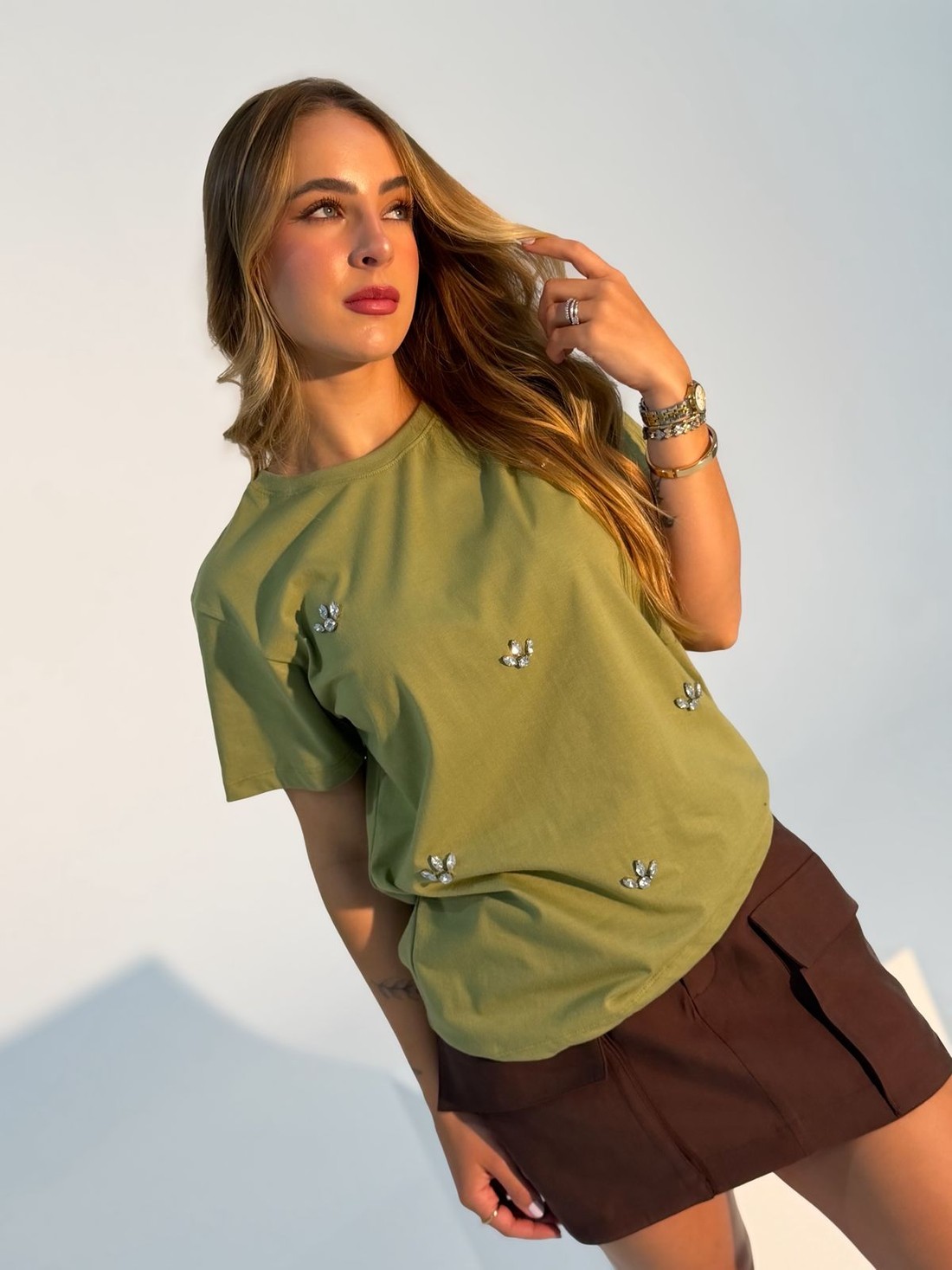 T-shirt Feminina Pamela Bordada Cor Verde Oliva