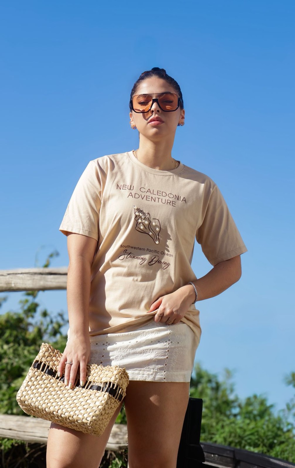 Camiseta T-shirt feminina Naiara cor cappuccino (modelagem over)