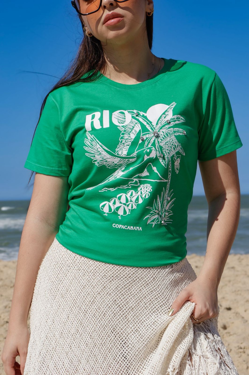 Camiseta T-shirt feminina RJ verde botega (peça bordada a mão com strass)