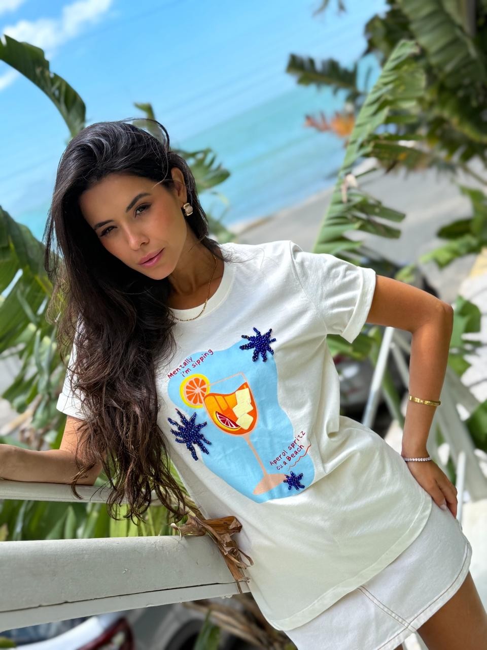 T-shirt Feminina Aperol Cor Off White Bordada a Mão