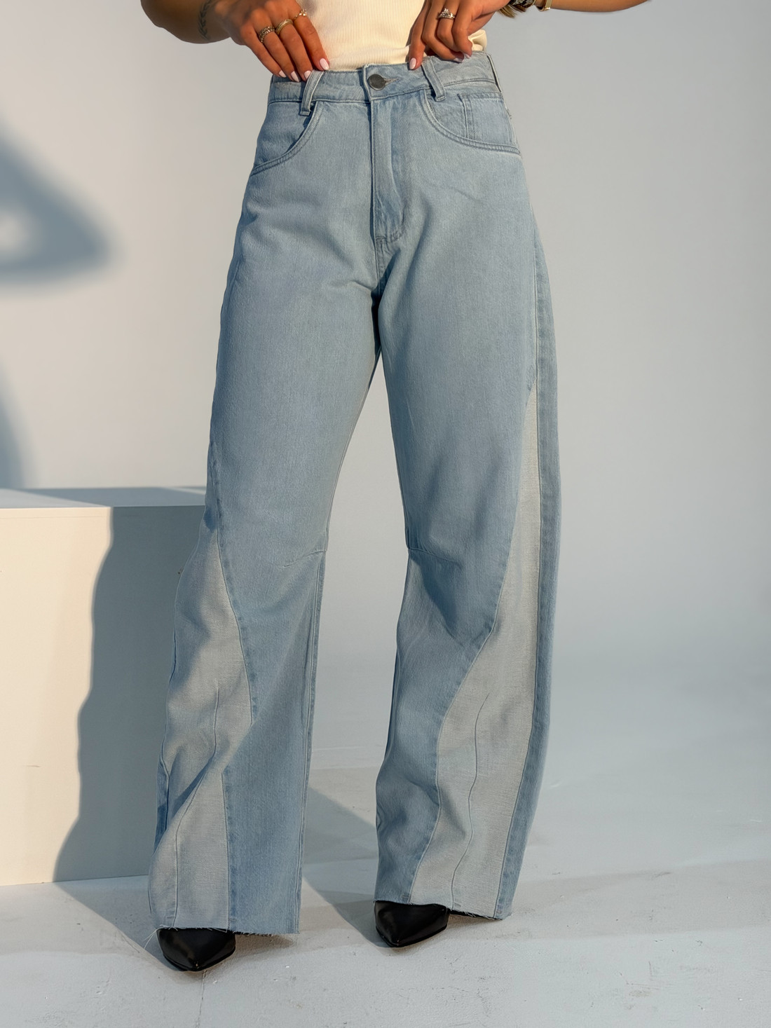 Calça Celeste Jeans Claro Barrel detalhe Lateral Calça Celeste Jeans Claro Barrel detalhe Lateral