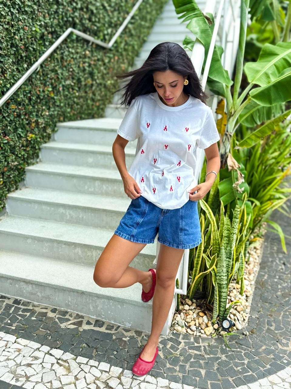 T-shirt Feminina Lagosta Cor Off White com Bordada com Linha T-shirt Feminina Lagosta Cor Off White com Bordada com Linha