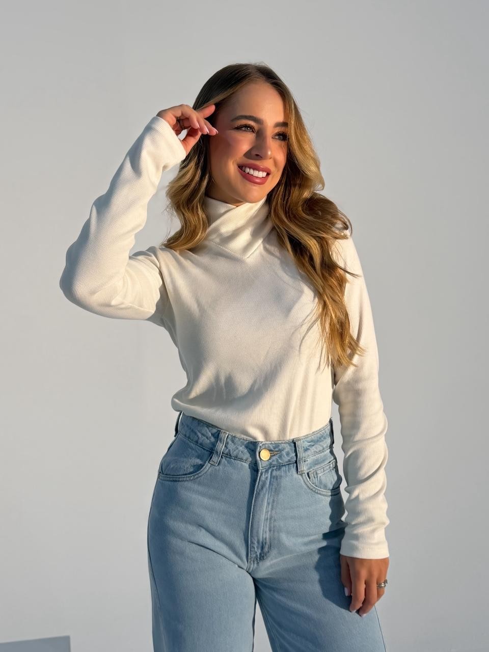 Blusa Lorena Gola Alta Off White