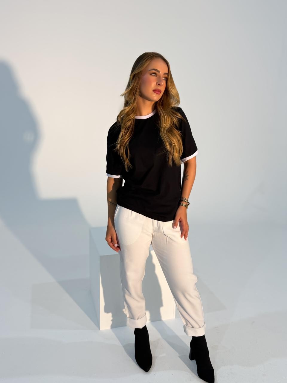 T-shirt Feminina Alice Cor Preta Com detalhe Bicolor T-shirt Feminina Alice Cor Preta Com detalhe Bicolor