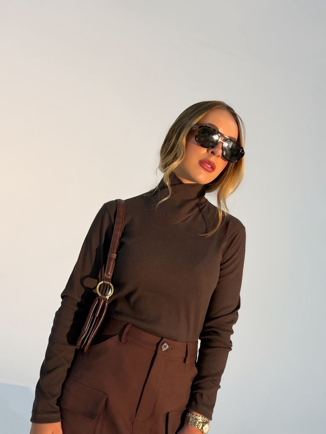 Blusa Lorena Gola Alta Marrom