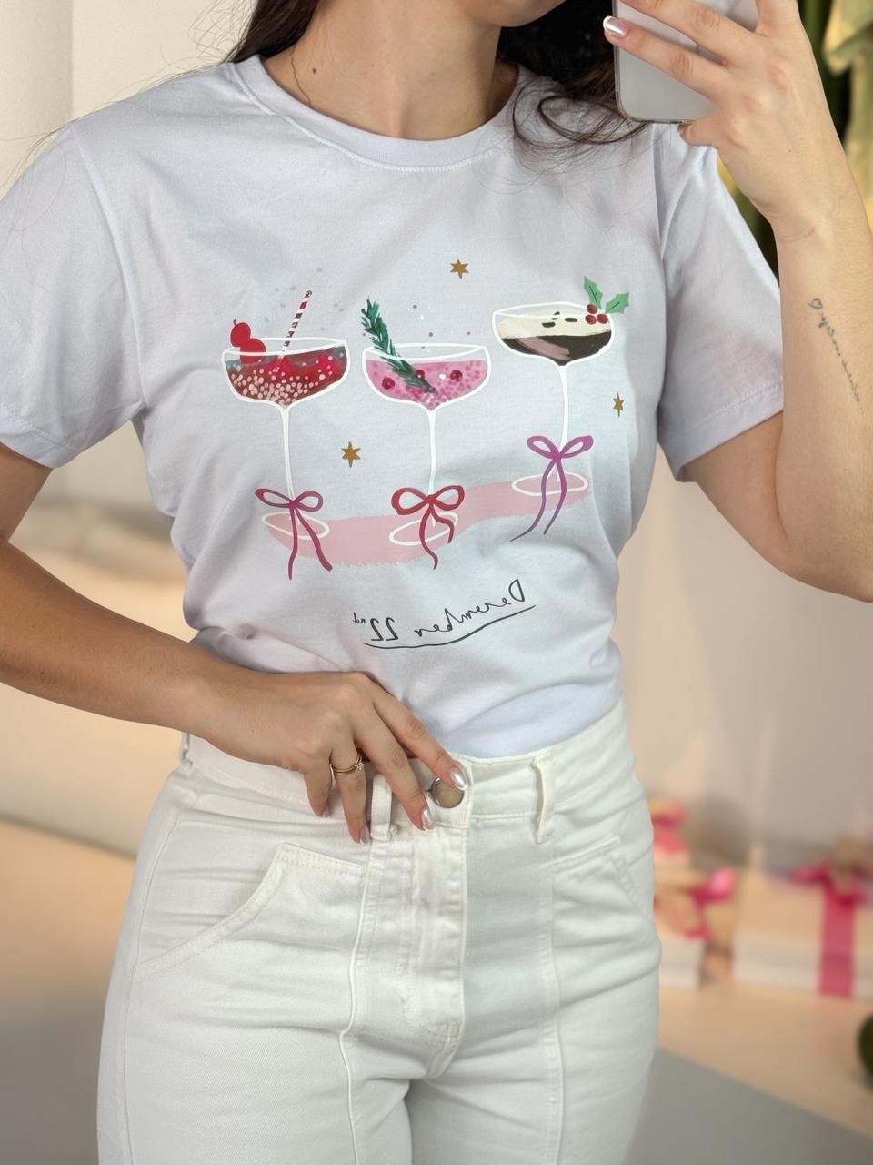 T-shirt Feminina Taças Natalinas Cor Branco e Rosa Claro T-shirt Feminina Taças Natalinas Cor Branco e Rosa Claro