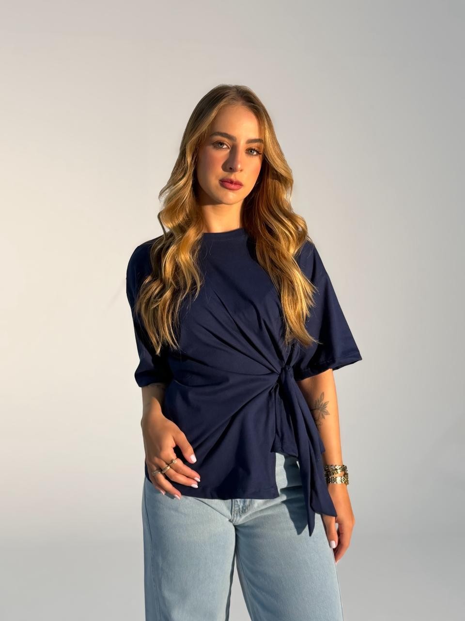 T-shirt Feminina Paloma Detalhe Frontal Transpassado na Cor Azul Marinho