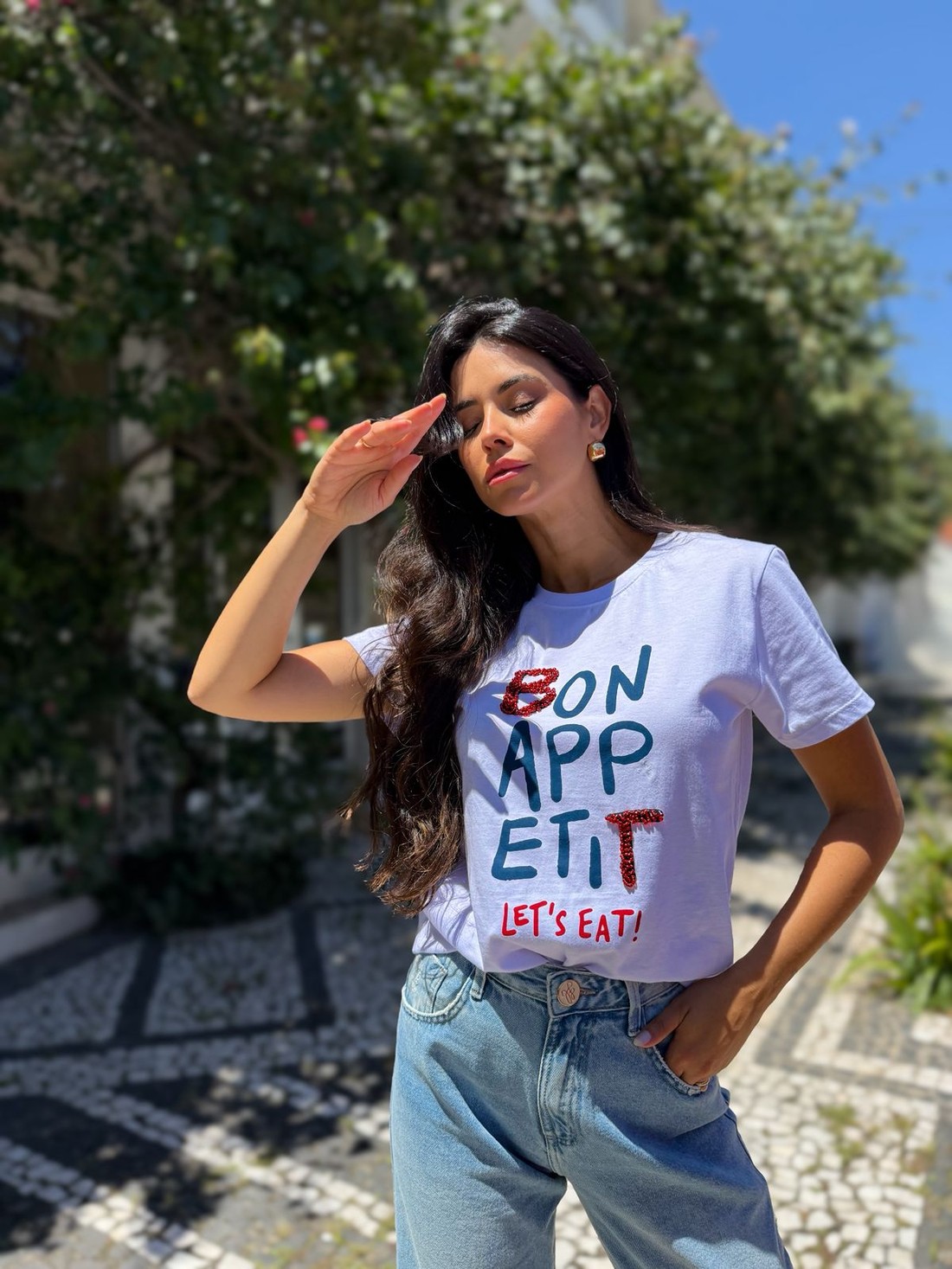 T-shirt Feminina Bonappetit Cor branco Bordada a Mão