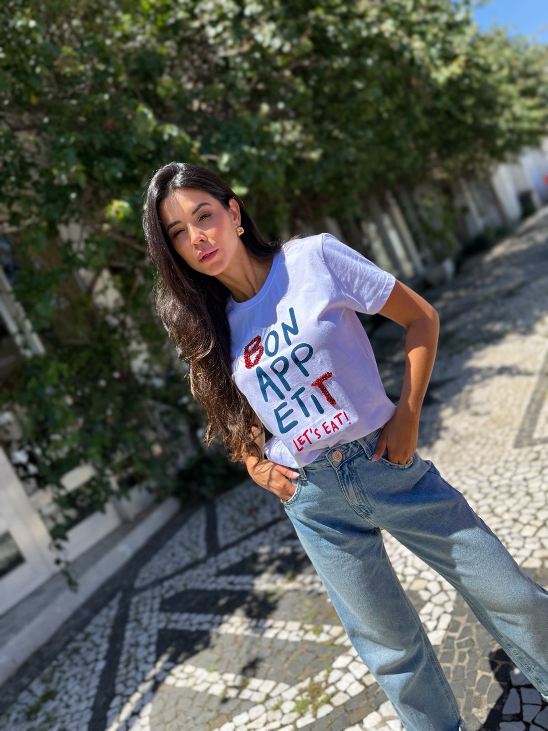 T-shirt Feminina Bonappetit Cor branco Bordada a Mão