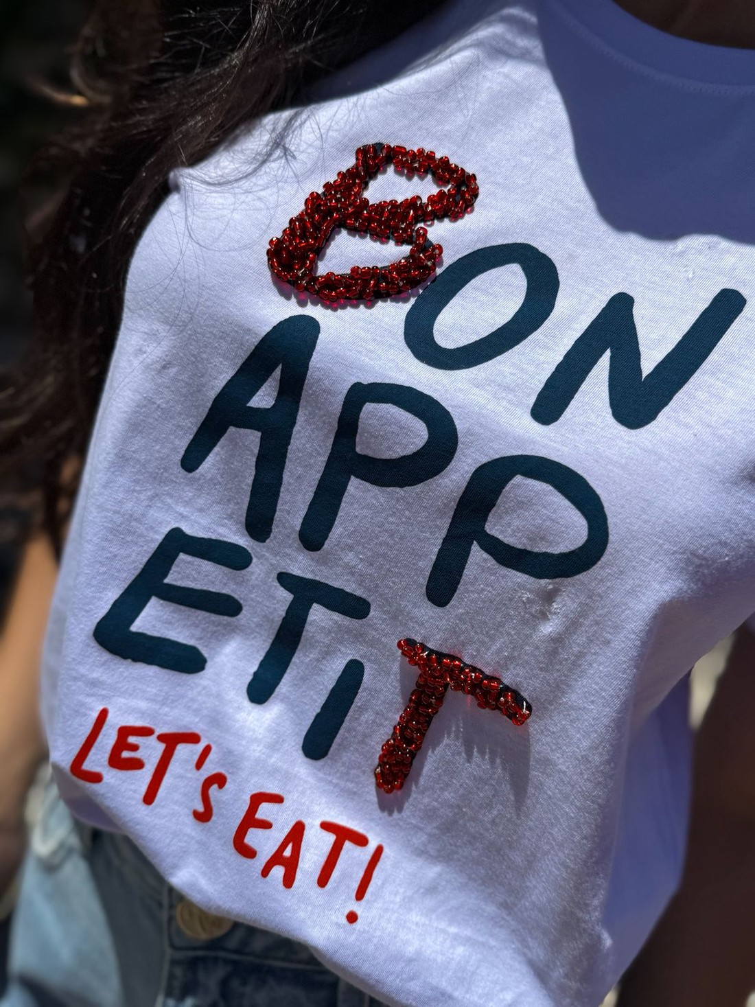 T-shirt Feminina Bonappetit Cor branco Bordada a Mão