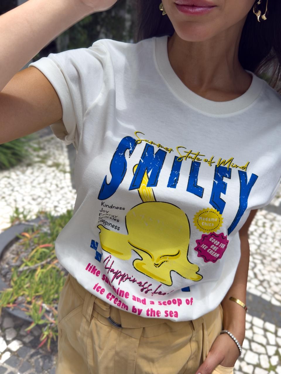 T-shirt Feminina Smiley Cor Off White T-shirt Feminina Smiley Cor Off White