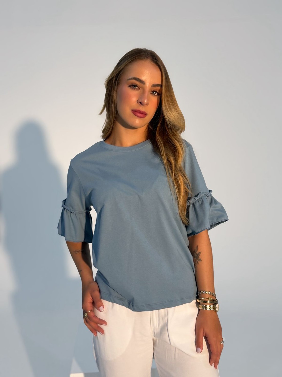 T-shirt Ana com manga 3/4 com babado cor azul claro e marrom claro T-shirt Ana com manga 3/4 com babado cor azul claro e marrom claro