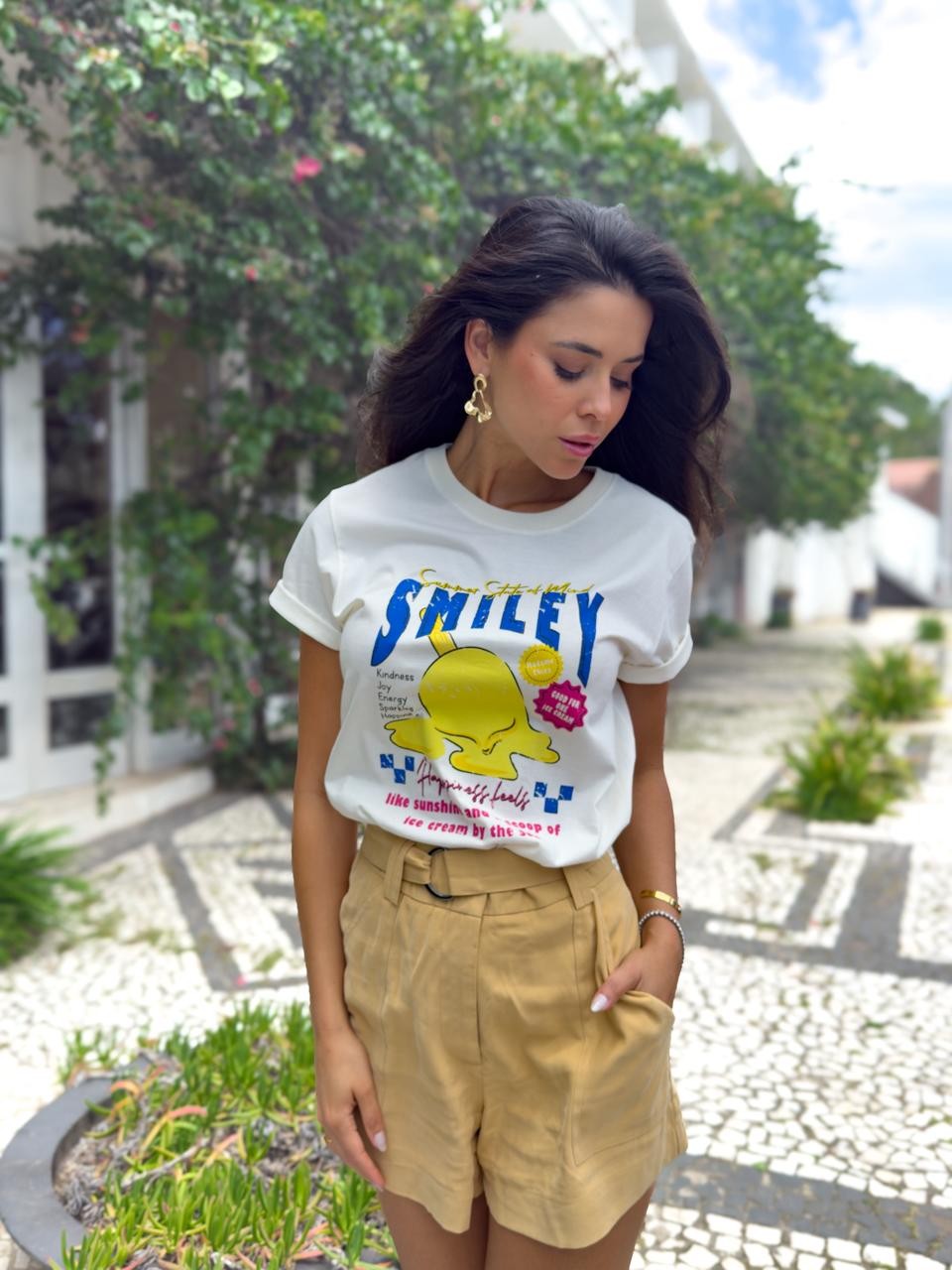 T-shirt Feminina Smiley Cor Off White T-shirt Feminina Smiley Cor Off White