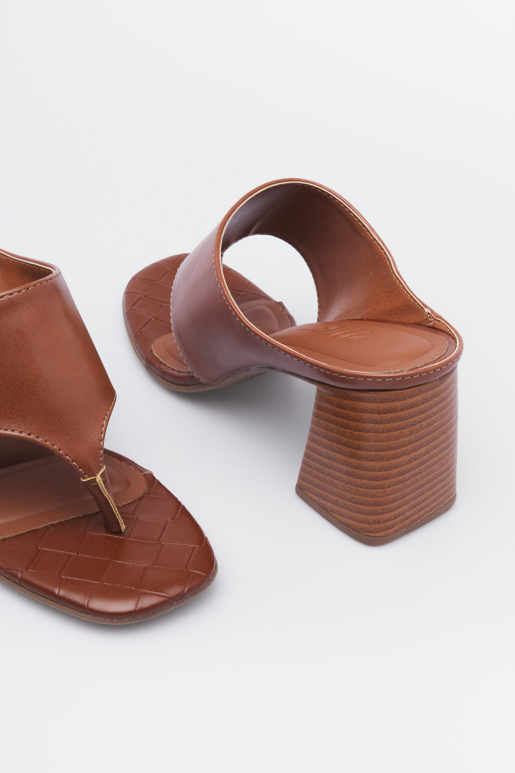 Tamanco Bela Caramelo MIST — lateral Tamanco Bela Caramelo com salto bloco médio e tira larga