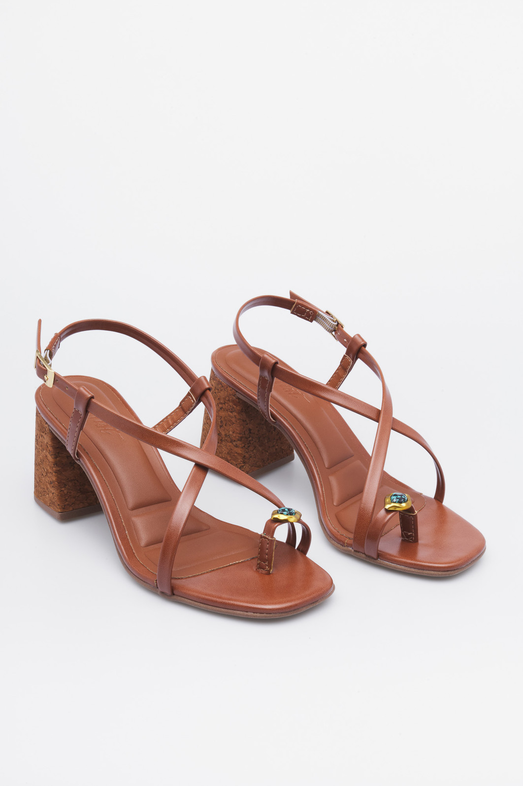 Sandália Cora Caramelo vista lateral com salto bloco de cortiça e tiras finas.