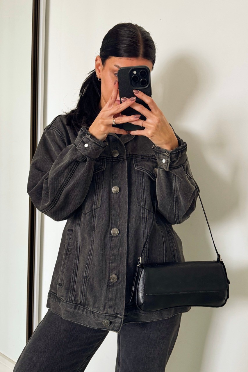 Modelo usando a Bolsa Thayla Preto no ombro Modelo usando a Bolsa Thayla Preto no ombro