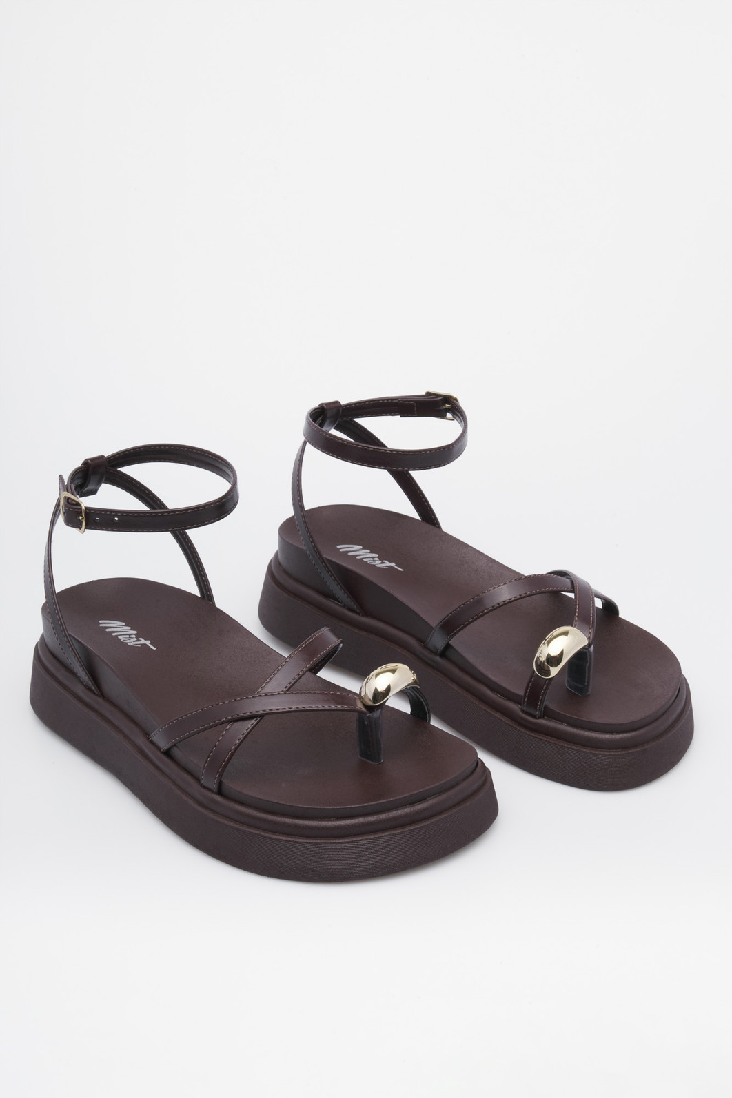 Sandália Vanessa Café Plataforma Feminina — Mist Sandália Vanessa Café plataforma com tiras finas e detalhe dourado