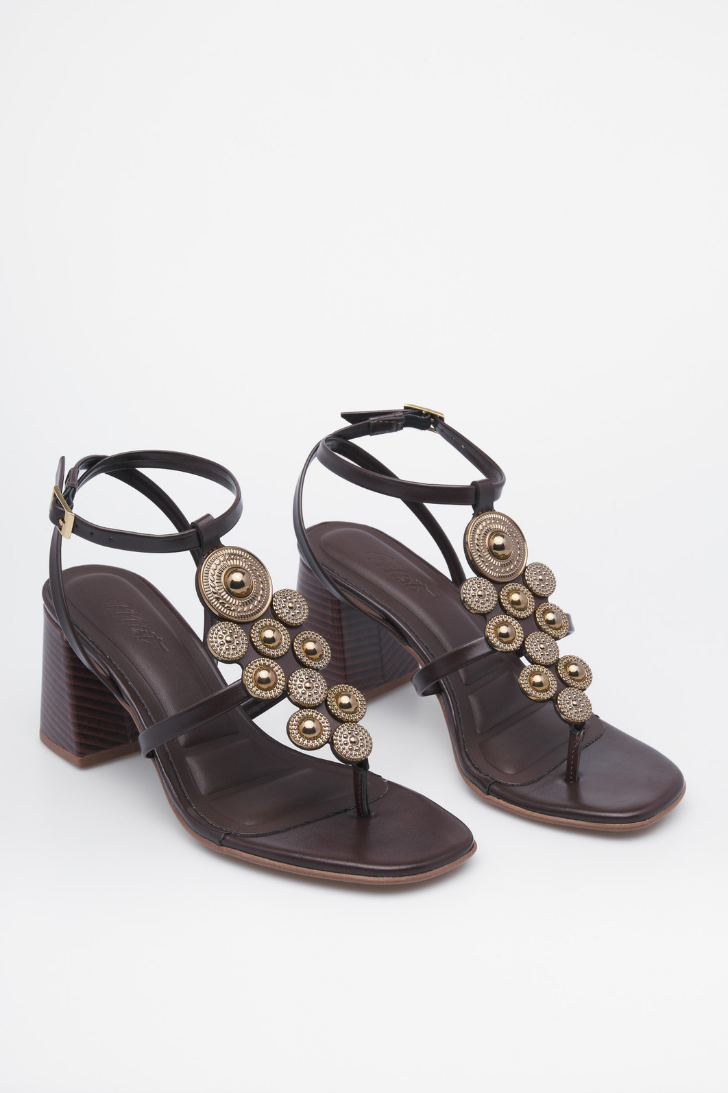 Sandália Moana Café – Detalhe de acabamento e salto bloco Sandália Moana Café de salto bloco médio com tiras finas e pedrarias douradas