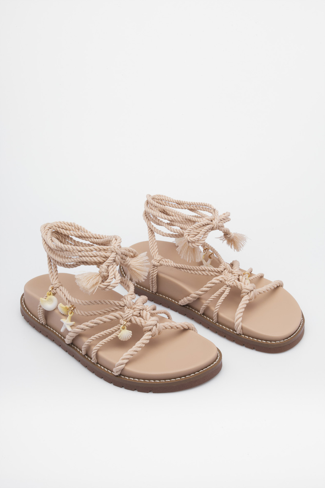 Sandália Paula Nude com Corda e Conchas – Rasteira Boho Chic Mist