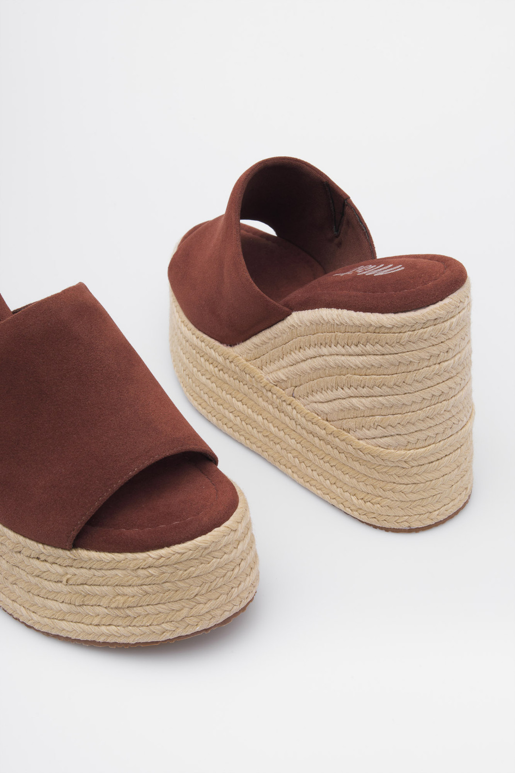 Tamanco Plataforma Sofia Terra Mist — Par em destaque Tamanco plataforma Sofia Terra em camurça marrom com salto em corda